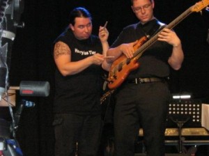 Harry Reischmann trommelt auf Andi Reischmanns Bass bei Harry, Enrico und Jonathan ein Soloabend zu dritt im Roxy