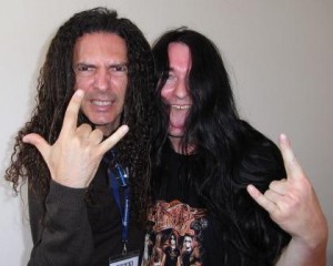 Juan Carlos Melian (Shakira) und Harry Reischmann in Metalpose