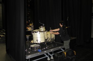 Harry Reischmann beim Aufbau im Stadttheater Fürth mit SKIBBE mit der Thilo Wolf Big Band