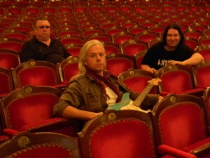 Hermann Skibbe Harry Reischmann und Werner Saumweber 2012 in Fürth vor dem Soundcheck im Stadttheater