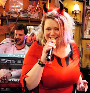 Fasching Back to the 80's mit der Groundlift Band